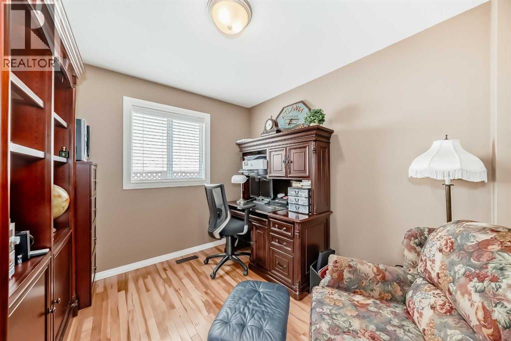 Photo 17 of 69 Simcoe Close Sw, Calgary AB