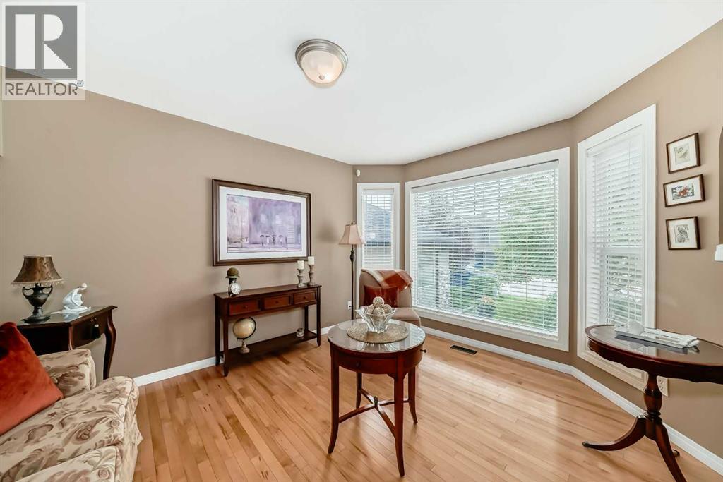 Photo 13 of 69 Simcoe Close Sw, Calgary AB