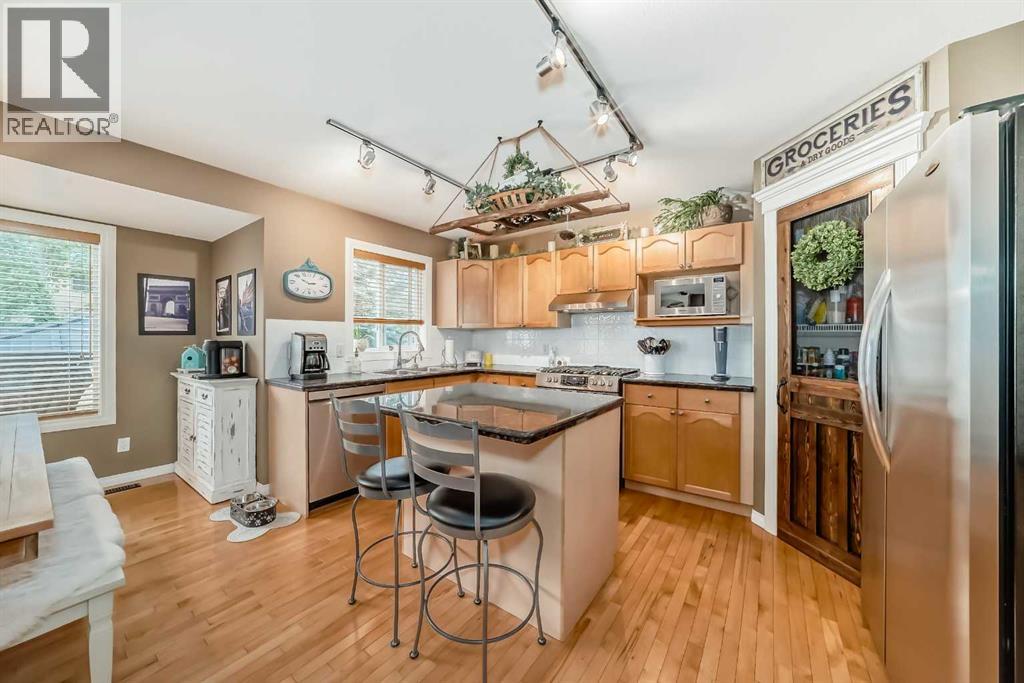 Photo 5 of 69 Simcoe Close Sw, Calgary AB