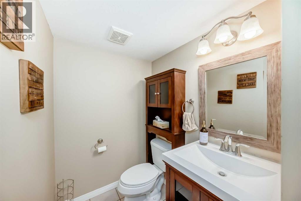 Photo 32 of 69 Simcoe Close Sw, Calgary AB