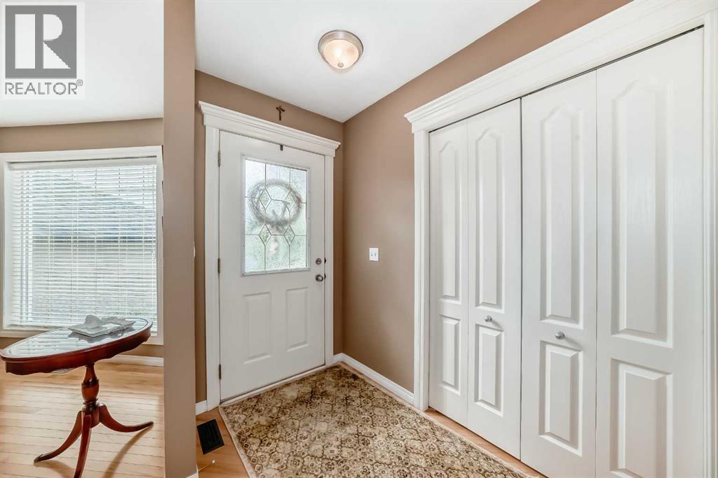 Photo 3 of 69 Simcoe Close Sw, Calgary AB