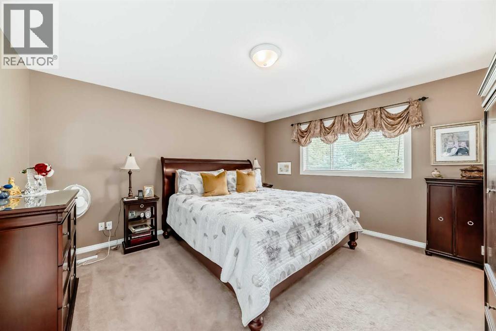 Photo 20 of 69 Simcoe Close Sw, Calgary AB