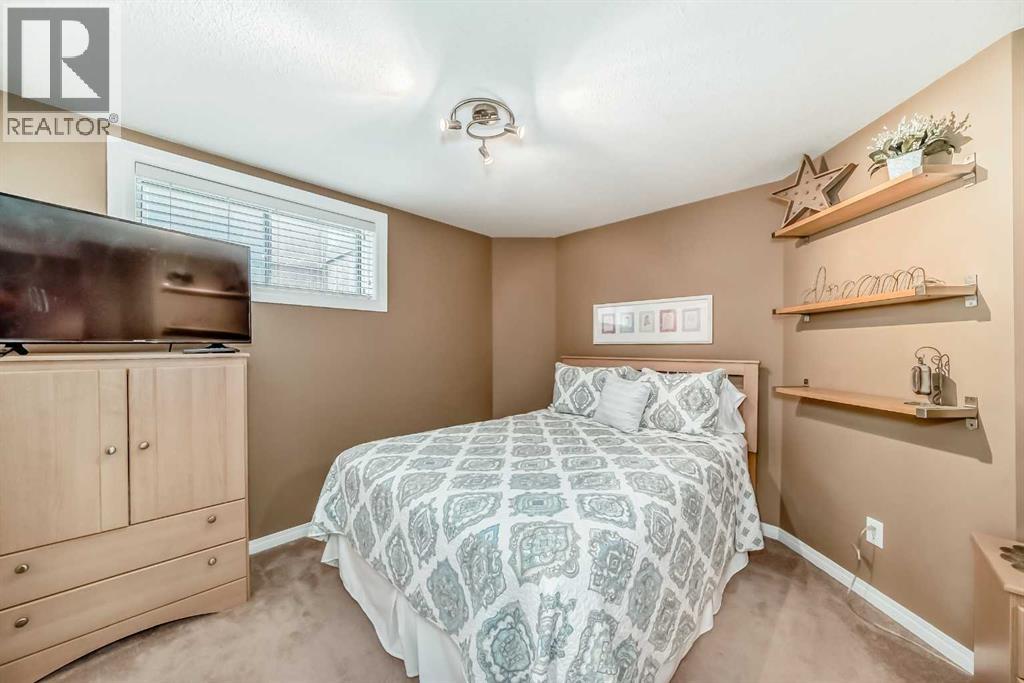 Photo 31 of 69 Simcoe Close Sw, Calgary AB