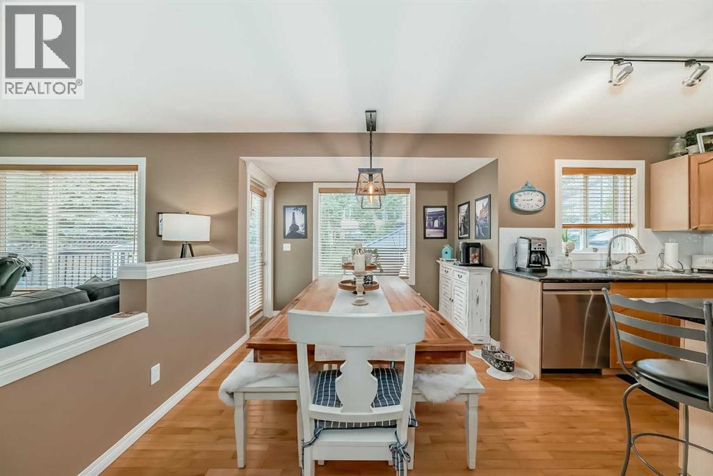Photo 11 of 69 Simcoe Close Sw, Calgary AB