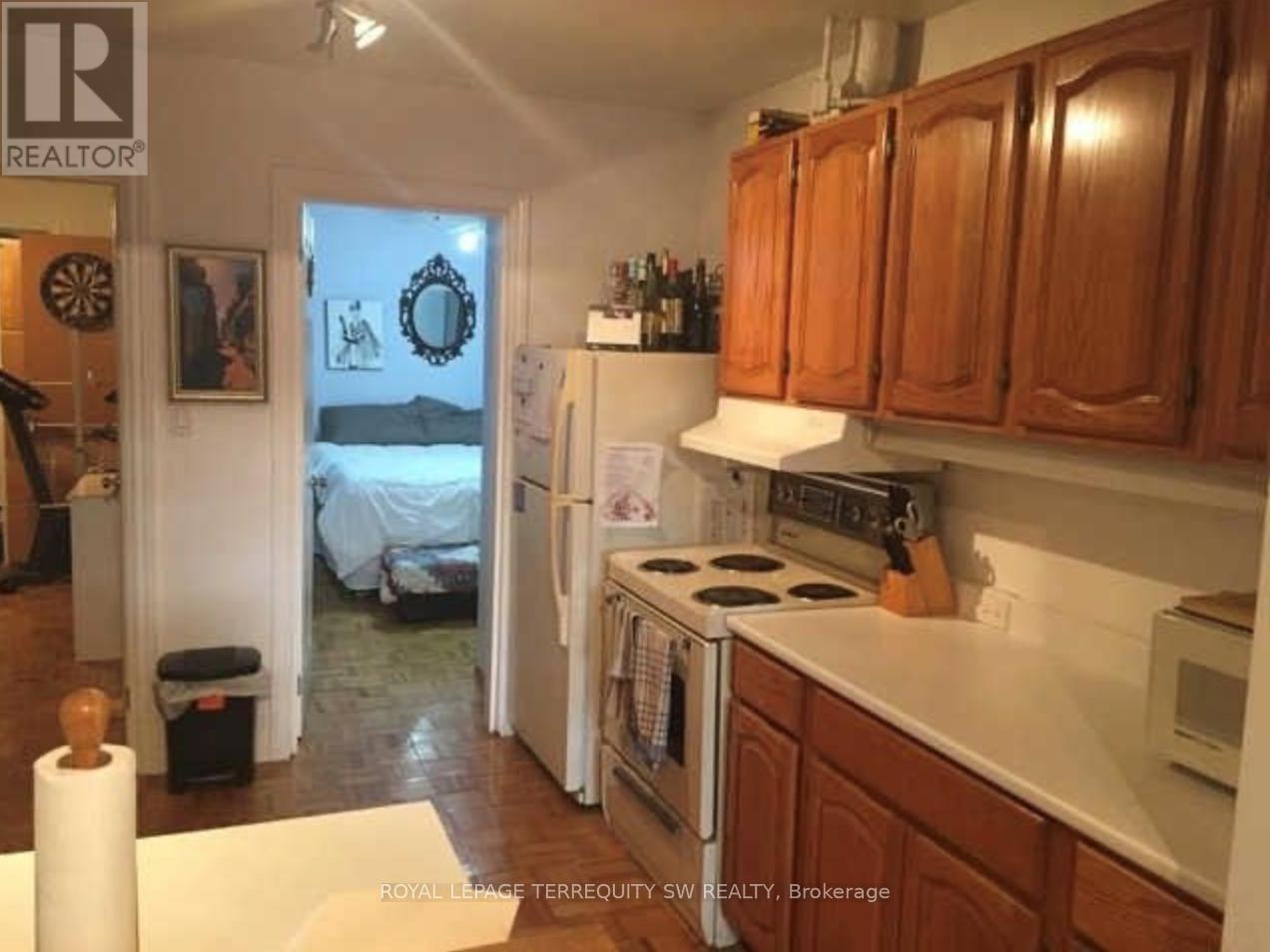 Photo 4 of 5 8 Casci Avenue, Toronto ON