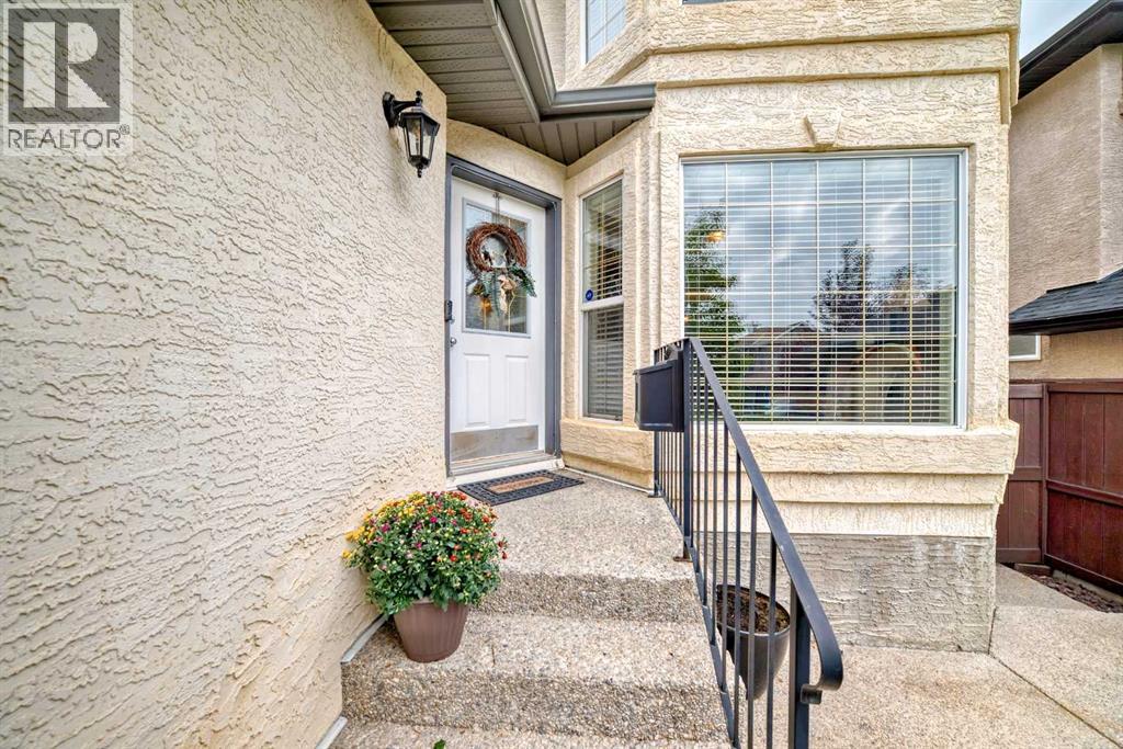 Photo 2 of 69 Simcoe Close Sw, Calgary AB