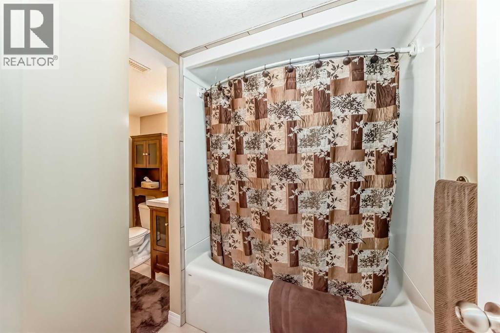 Photo 33 of 69 Simcoe Close Sw, Calgary AB
