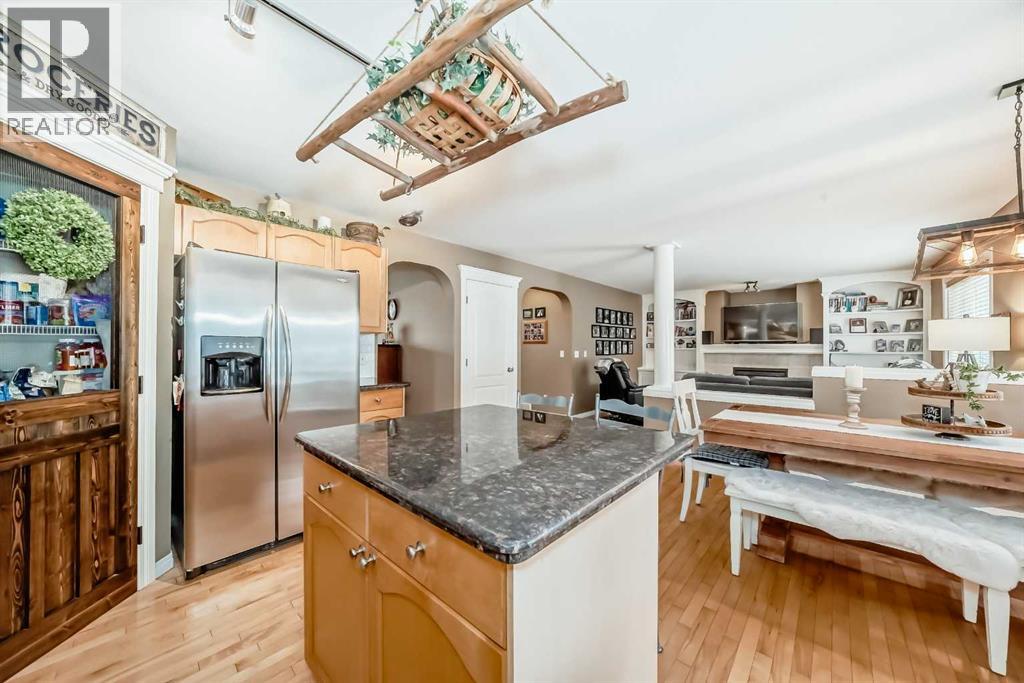 Photo 7 of 69 Simcoe Close Sw, Calgary AB