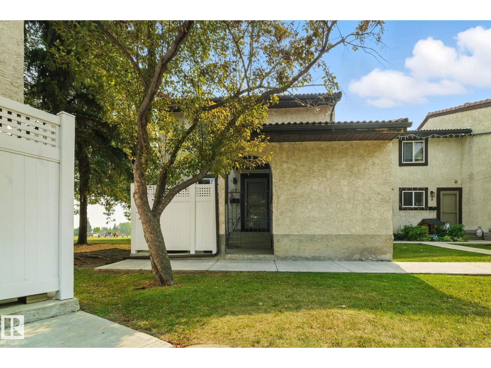 Photo 1 of 10 17409 95 St Nw, Edmonton AB