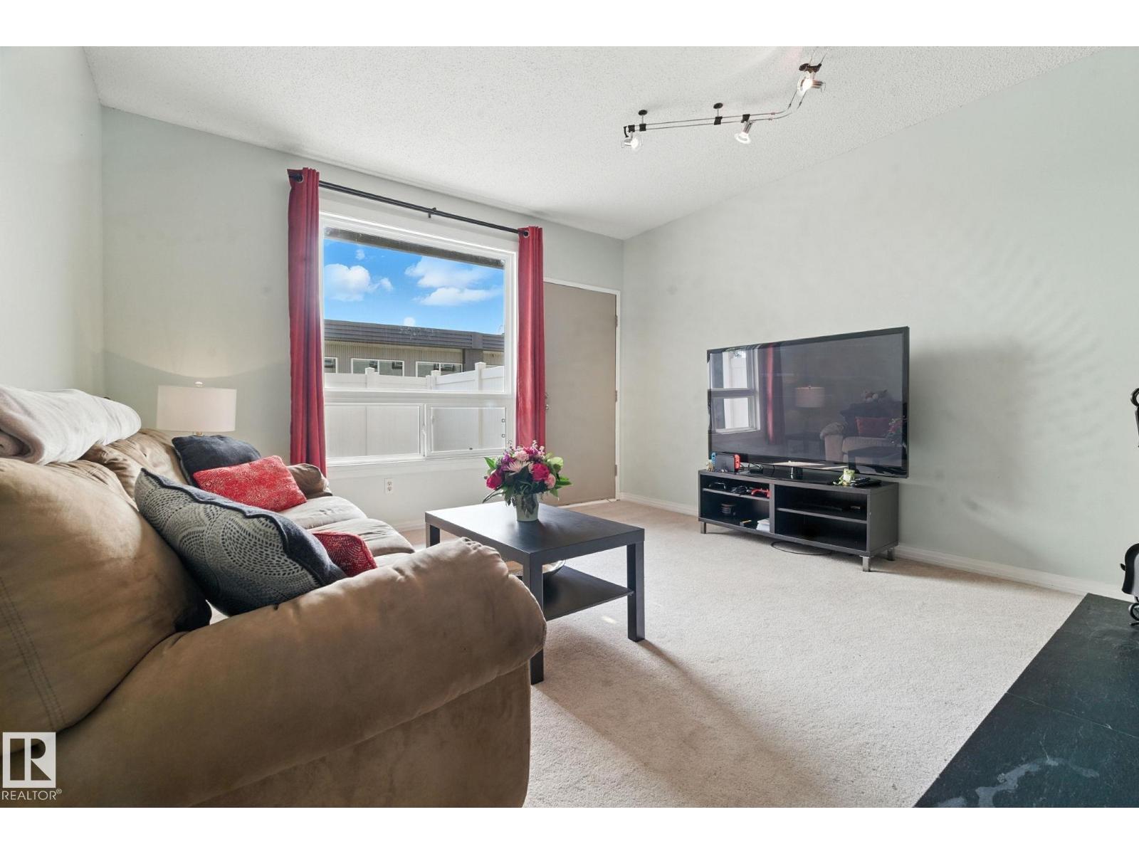 Photo 11 of 10 17409 95 St Nw, Edmonton AB