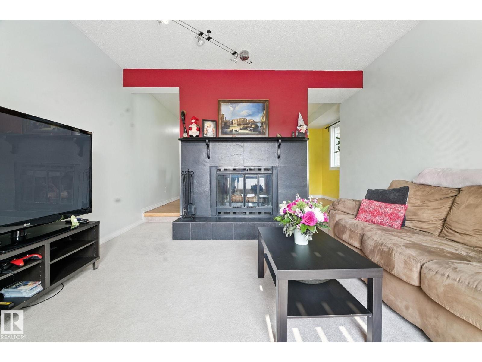 Photo 13 of 10 17409 95 St Nw, Edmonton AB