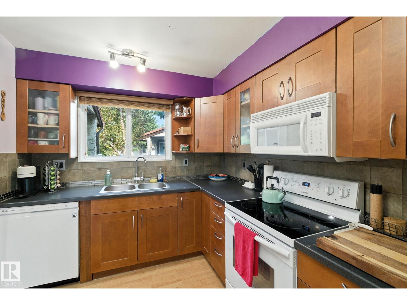 Photo 14 of 10 17409 95 St Nw, Edmonton AB