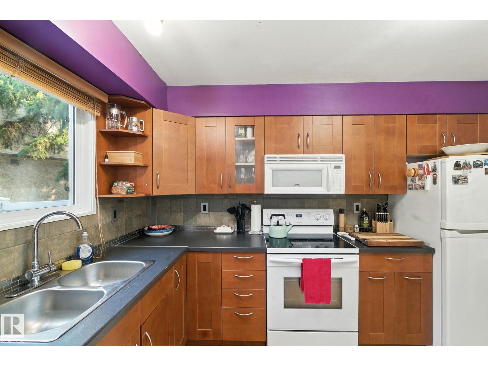 Photo 15 of 10 17409 95 St Nw, Edmonton AB
