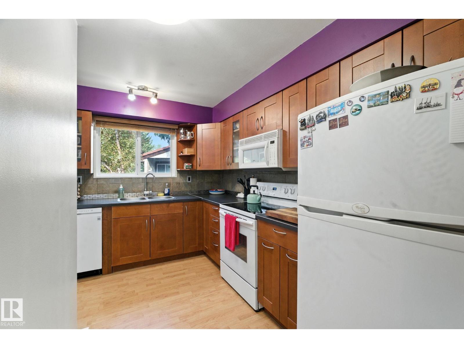 Photo 16 of 10 17409 95 St Nw, Edmonton AB