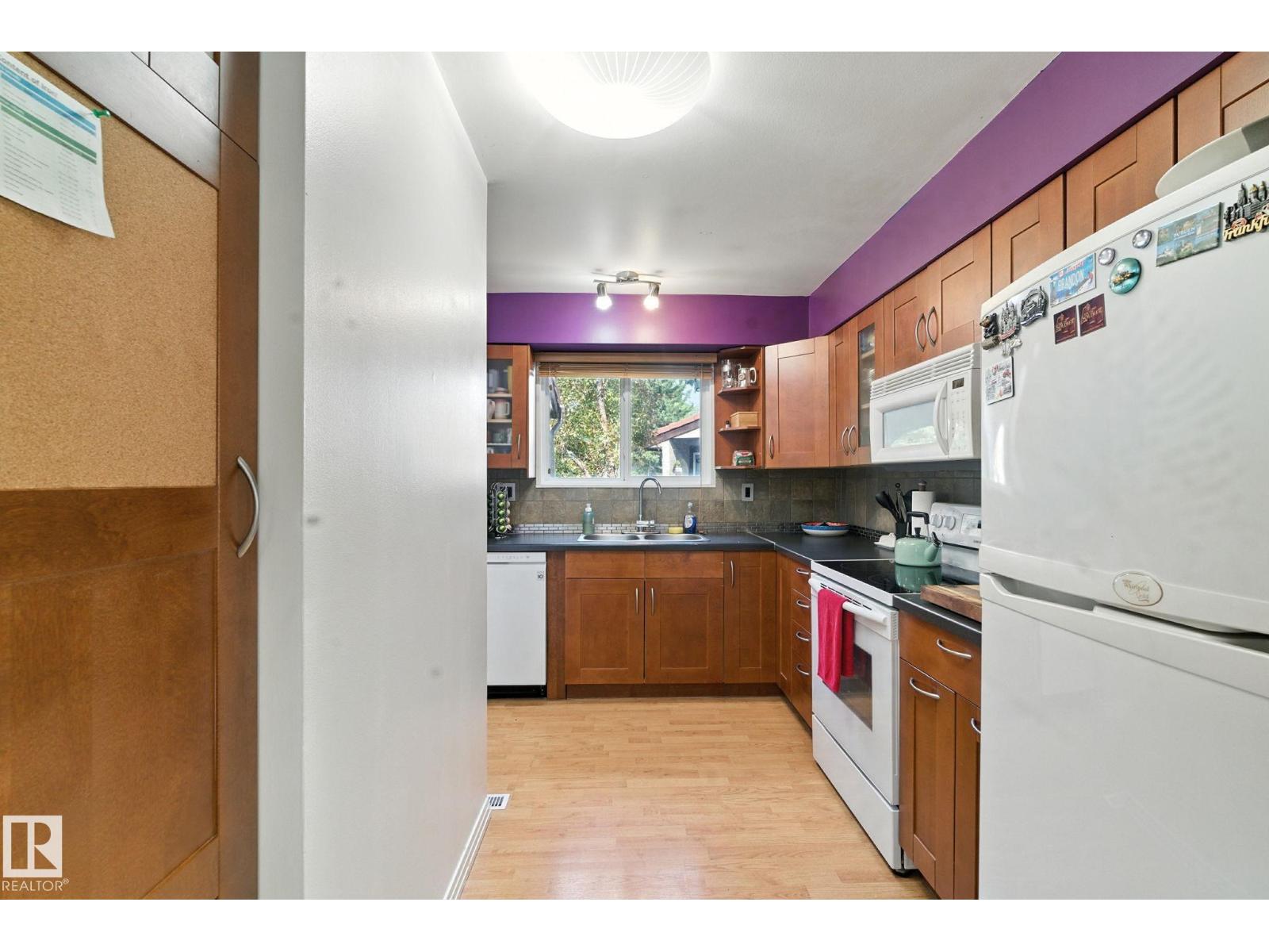 Photo 17 of 10 17409 95 St Nw, Edmonton AB