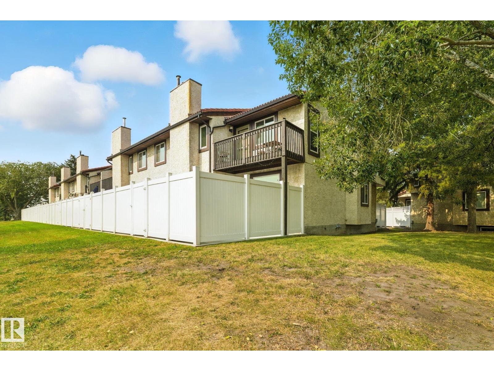 Photo 2 of 10 17409 95 St Nw, Edmonton AB