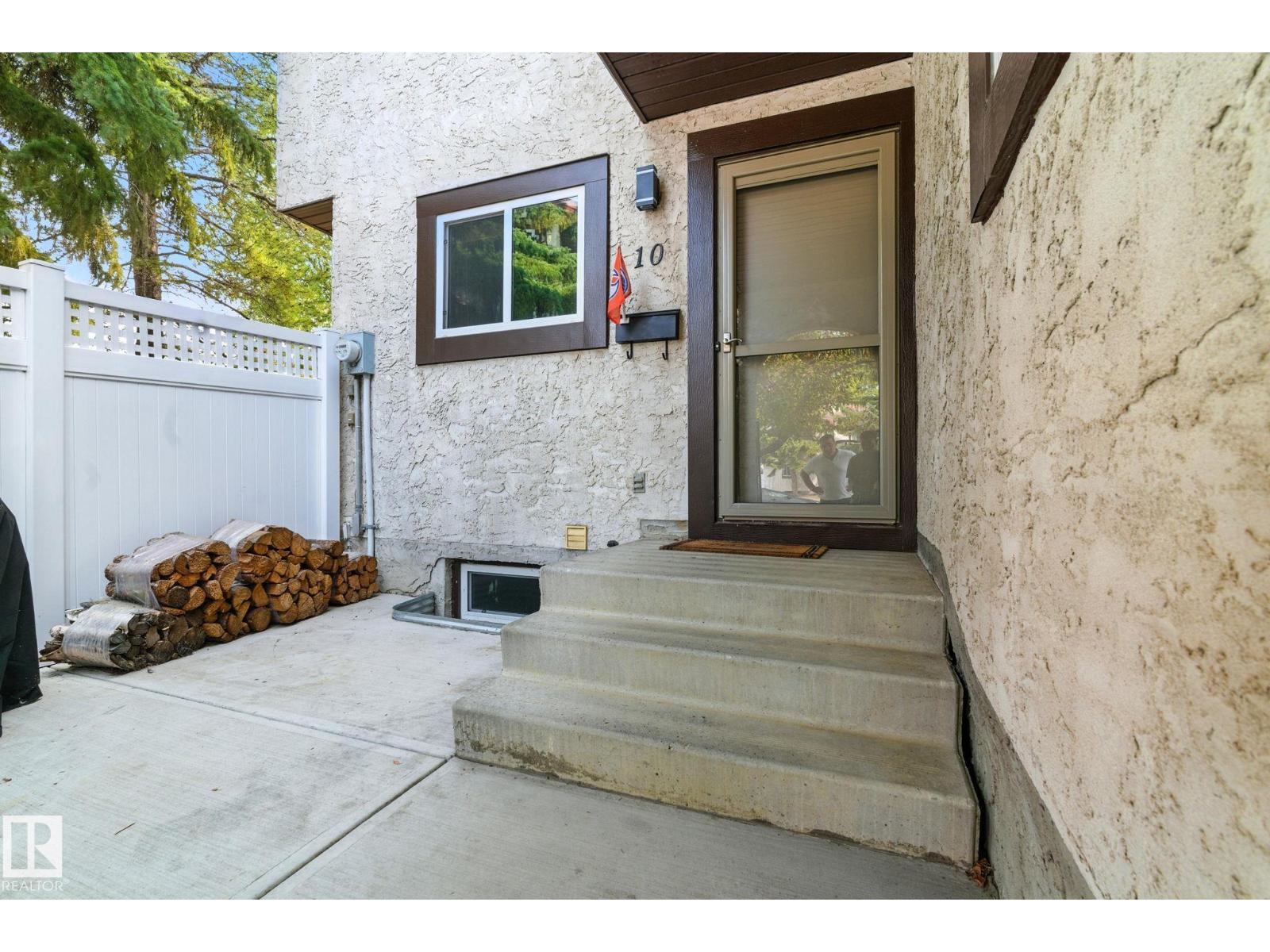 Photo 5 of 10 17409 95 St Nw, Edmonton AB