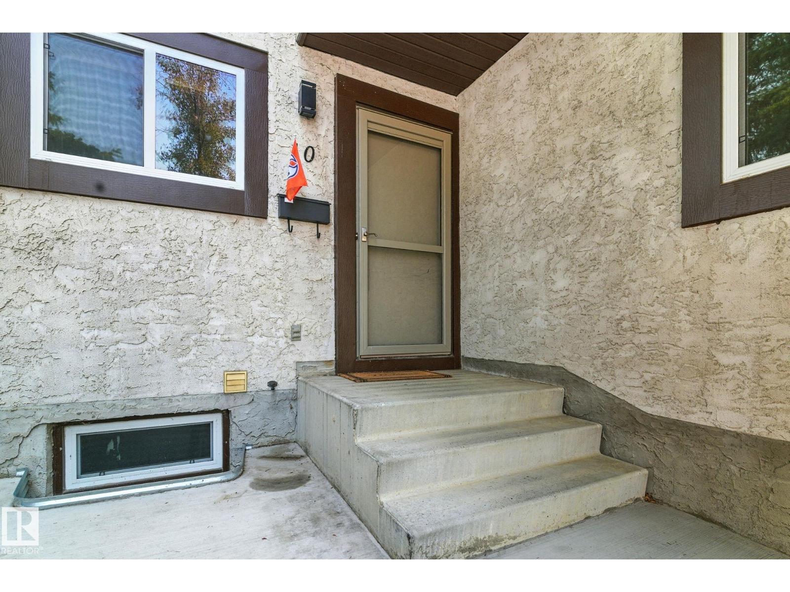 Photo 6 of 10 17409 95 St Nw, Edmonton AB