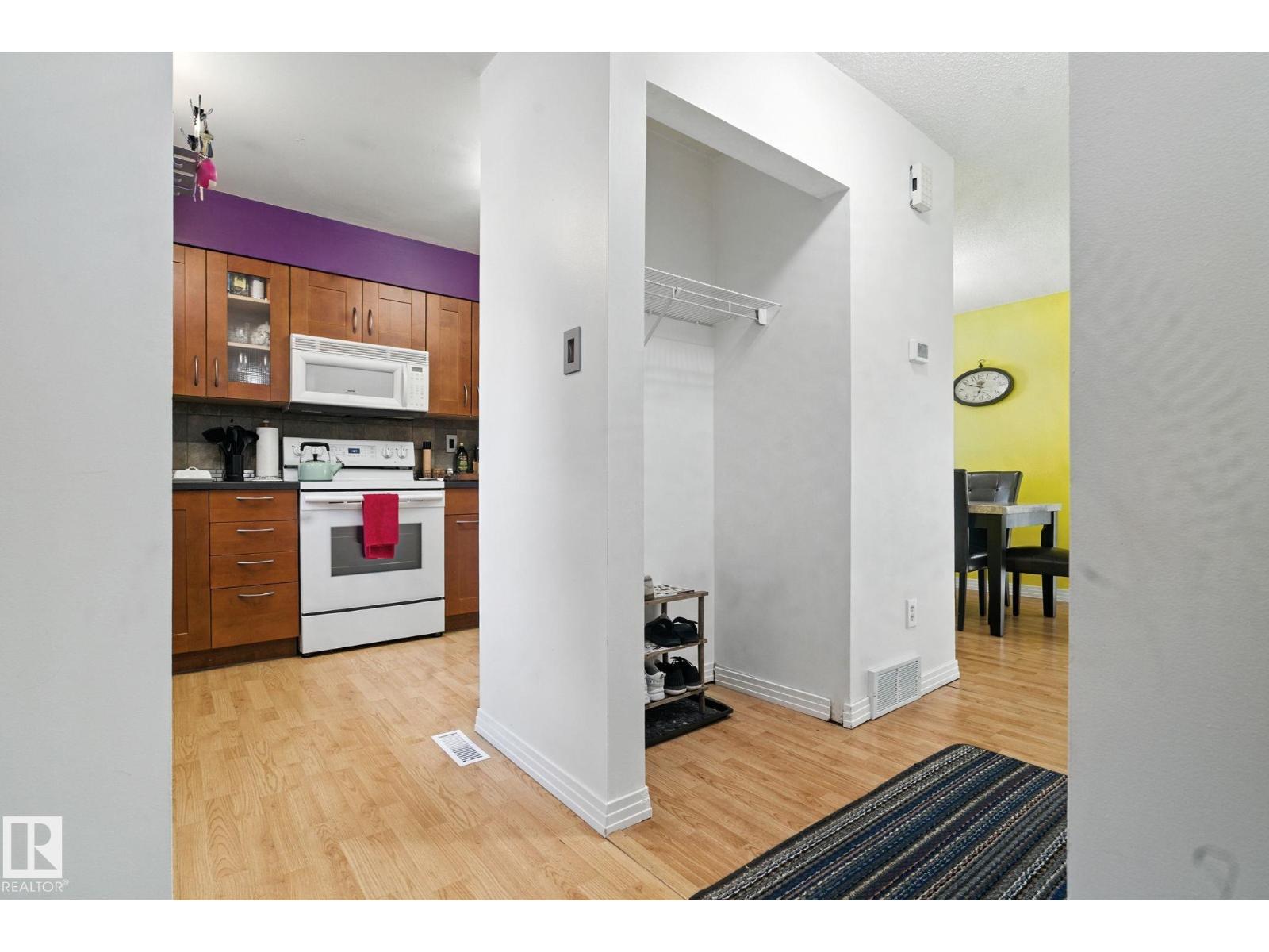 Photo 7 of 10 17409 95 St Nw, Edmonton AB