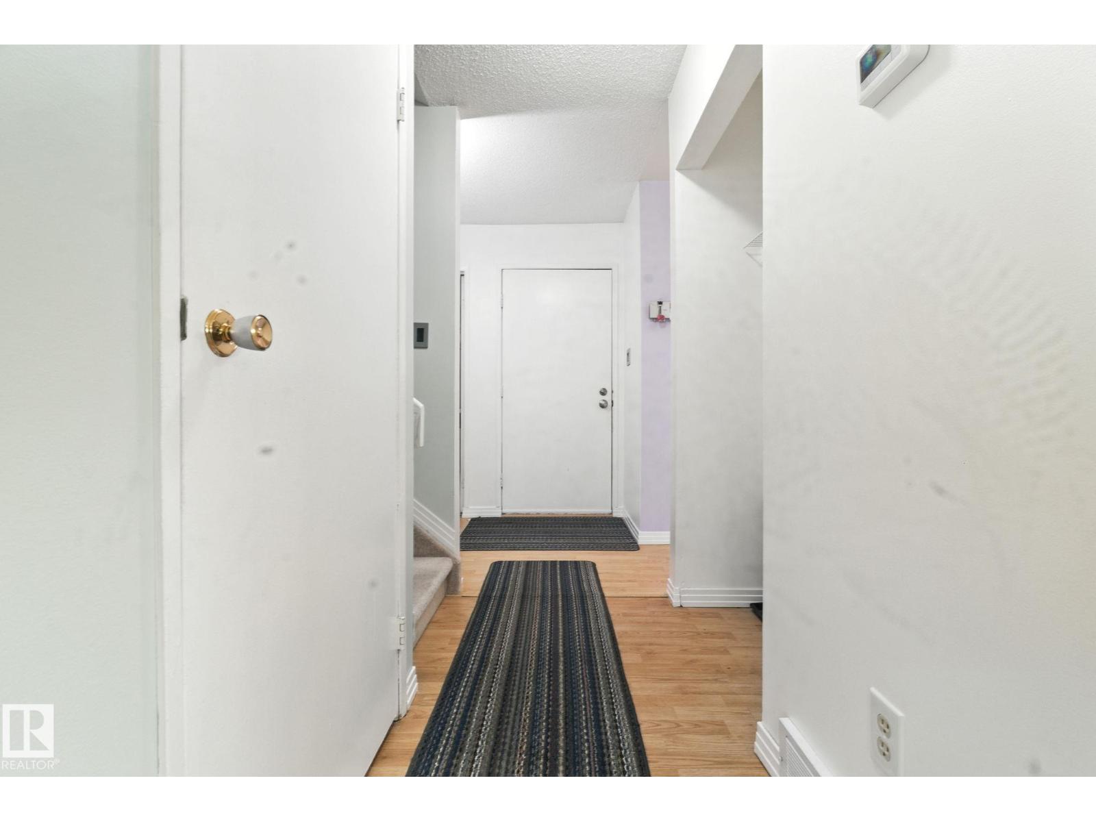 Photo 8 of 10 17409 95 St Nw, Edmonton AB