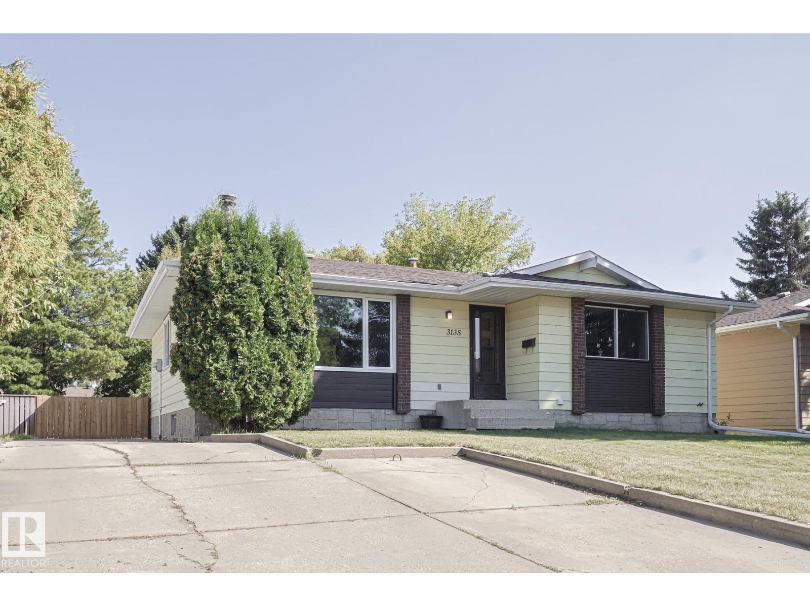 Photo 1 of 3135 74 St Nw, Edmonton AB