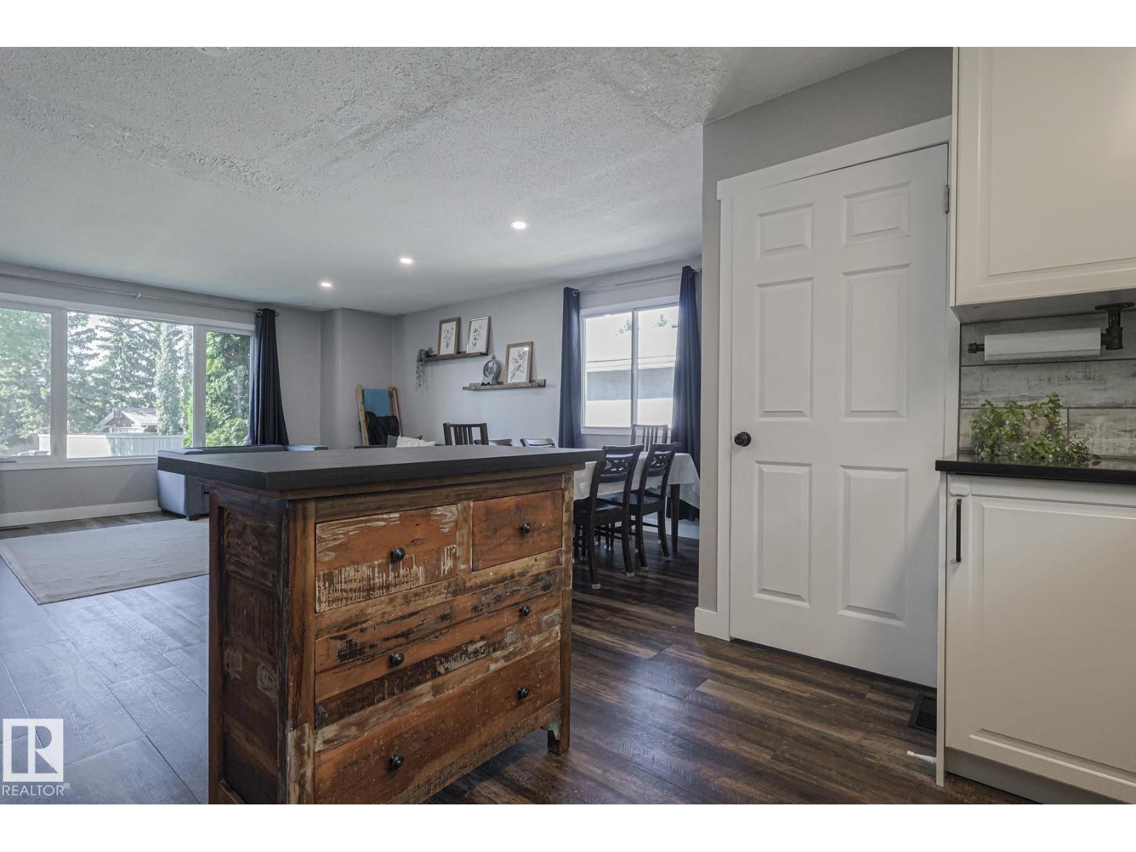 Photo 10 of 3135 74 St Nw, Edmonton AB