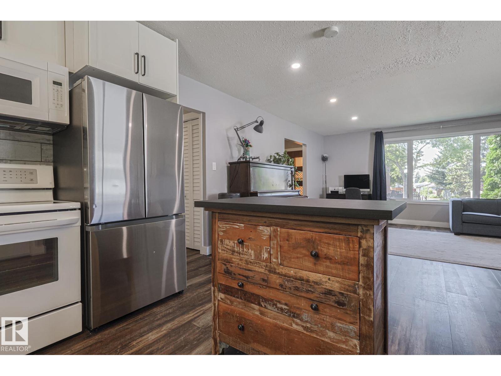 Photo 11 of 3135 74 St Nw, Edmonton AB