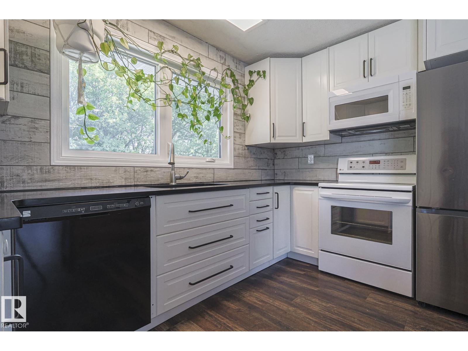 Photo 12 of 3135 74 St Nw, Edmonton AB
