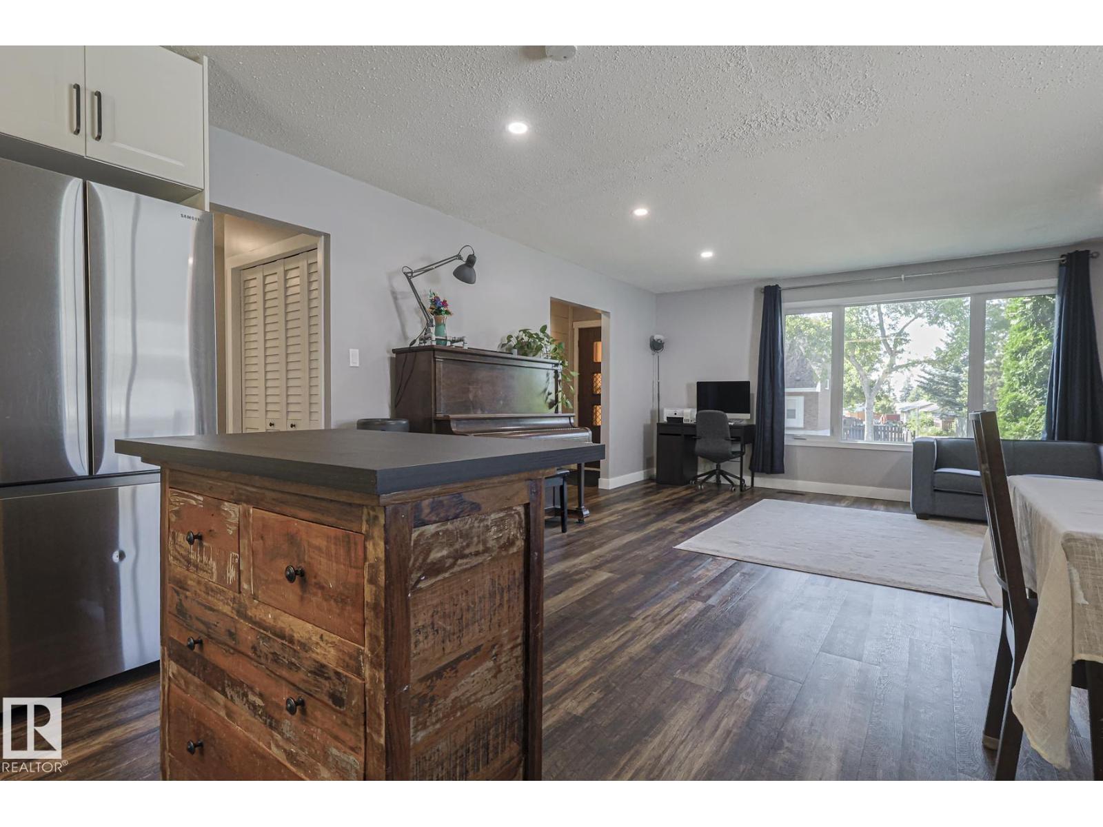 Photo 13 of 3135 74 St Nw, Edmonton AB