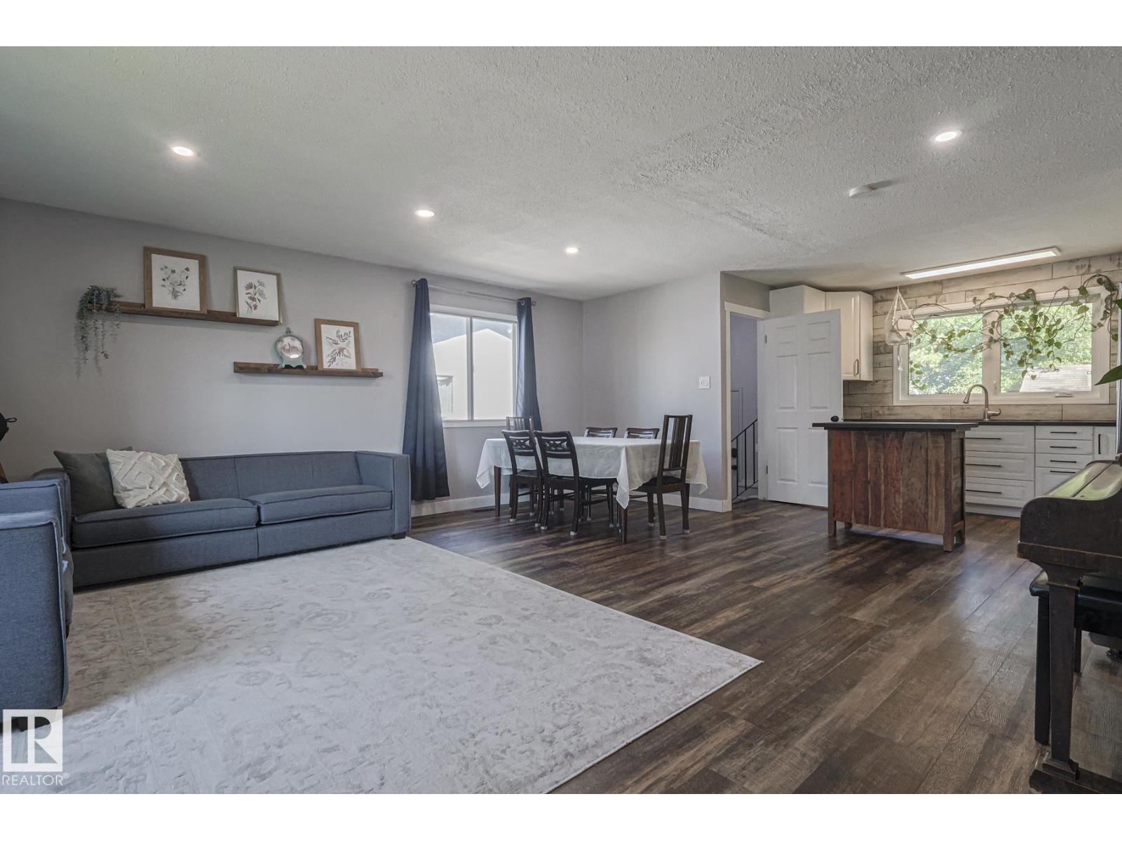 Photo 4 of 3135 74 St Nw, Edmonton AB
