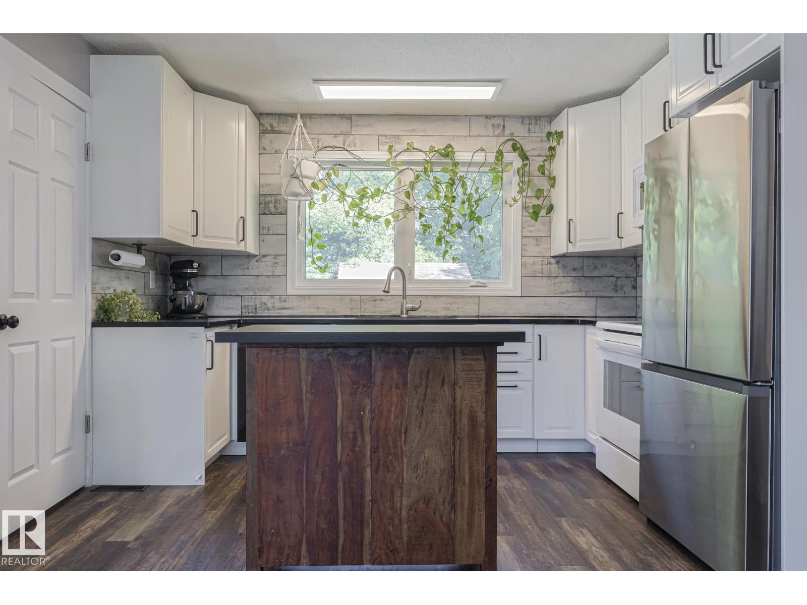 Photo 6 of 3135 74 St Nw, Edmonton AB