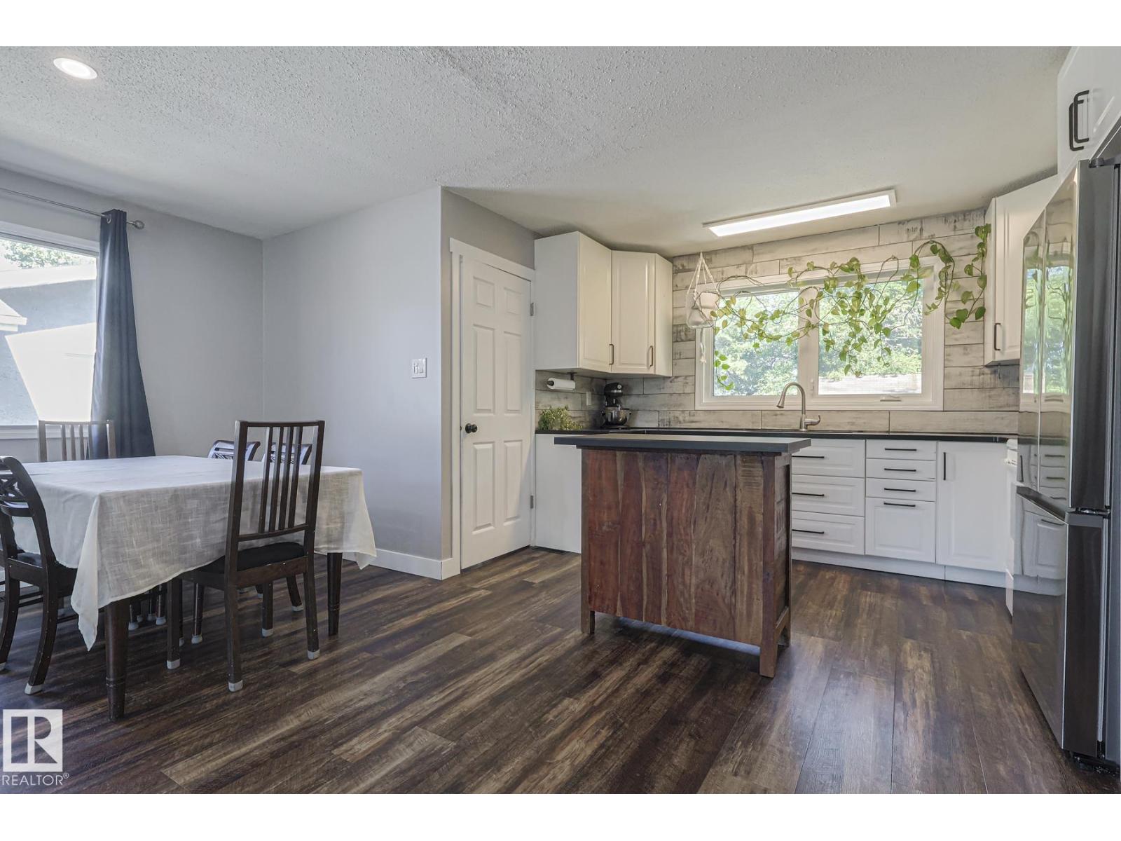 Photo 7 of 3135 74 St Nw, Edmonton AB
