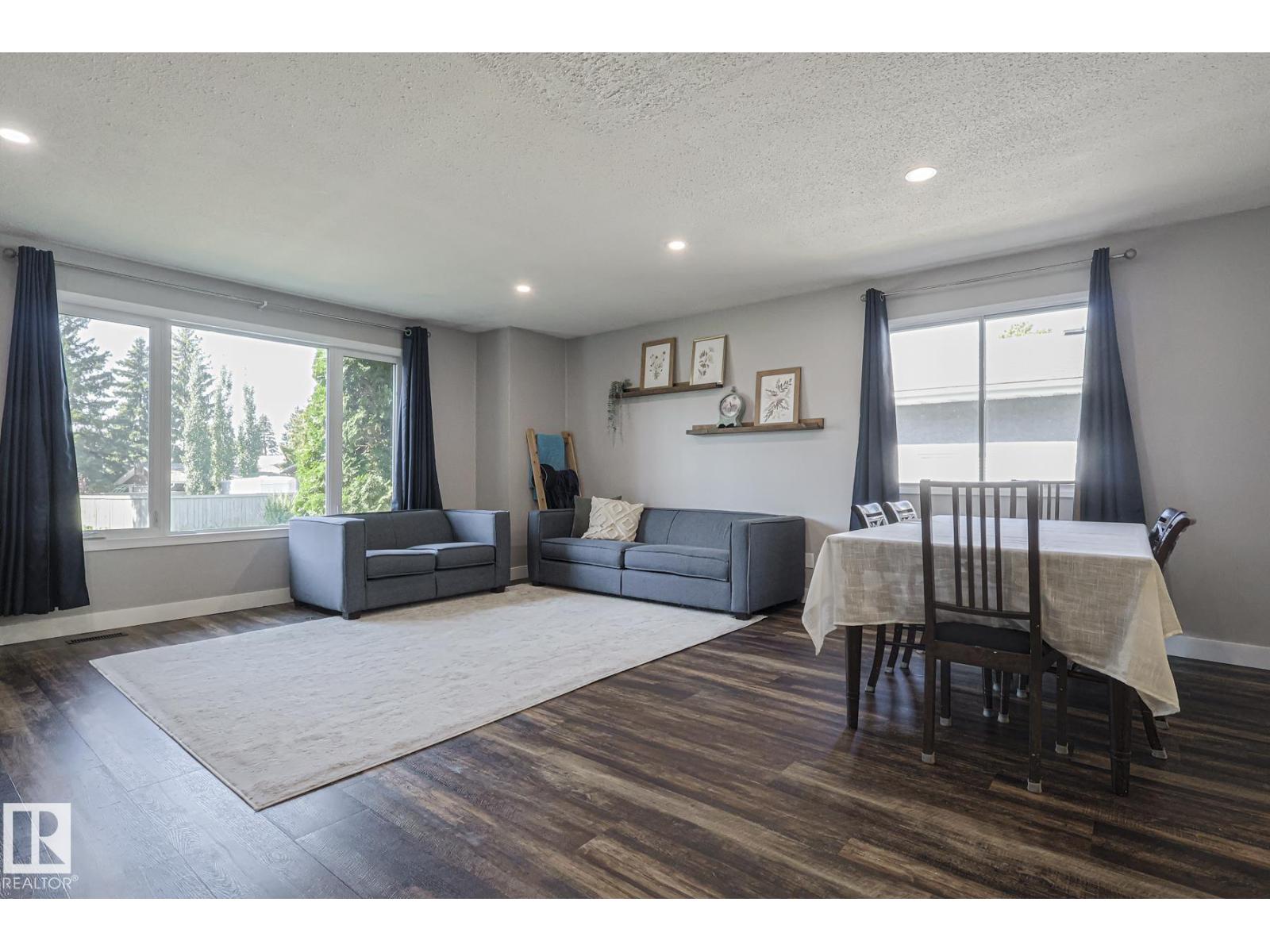 Photo 8 of 3135 74 St Nw, Edmonton AB
