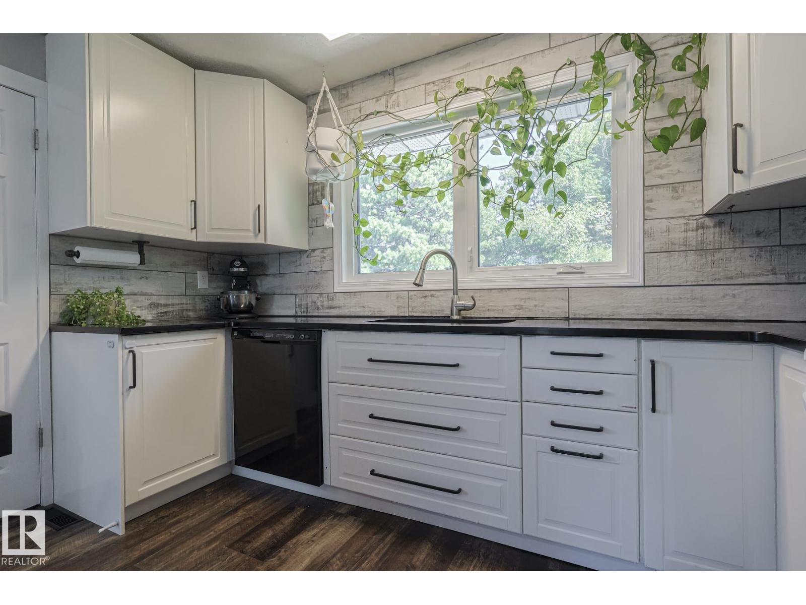 Photo 9 of 3135 74 St Nw, Edmonton AB