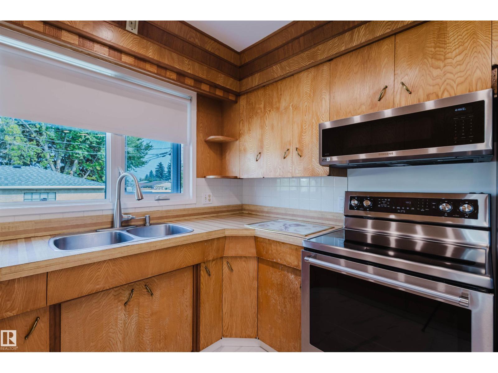 Photo 12 of 8607 73 St Nw, Edmonton AB