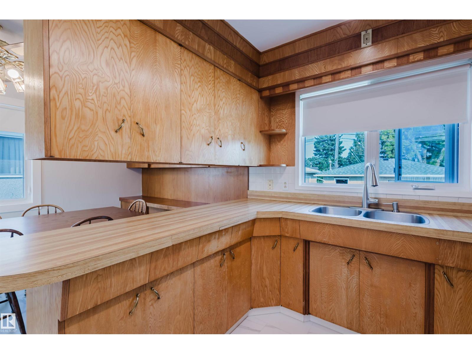 Photo 15 of 8607 73 St Nw, Edmonton AB