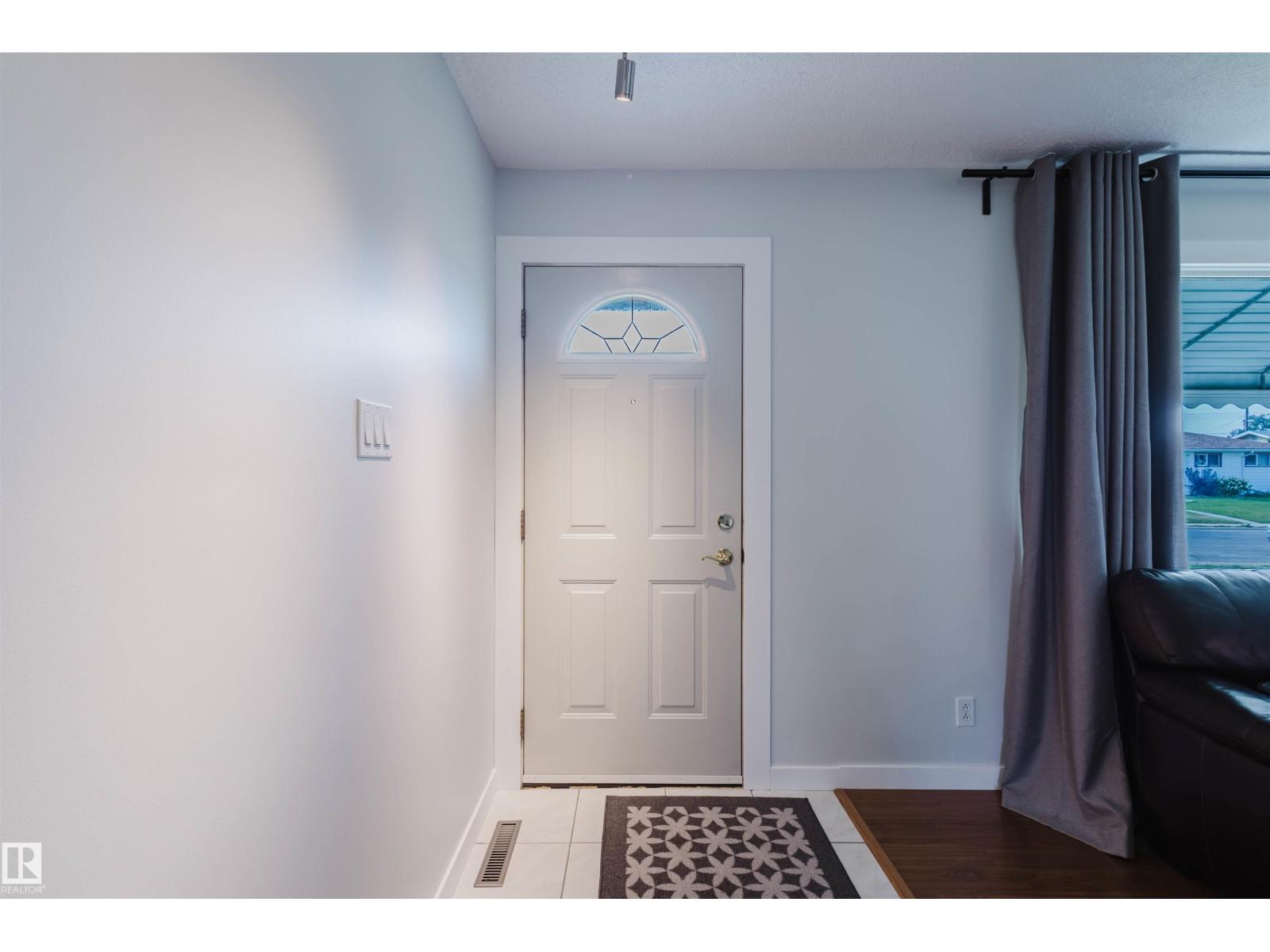 Photo 3 of 8607 73 St Nw, Edmonton AB