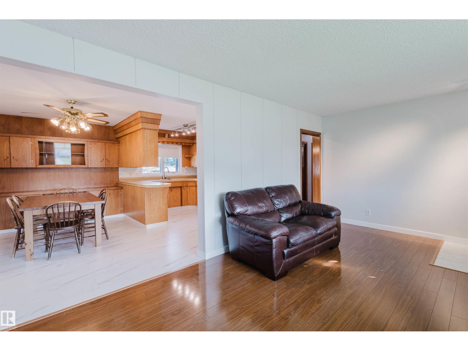 Photo 9 of 8607 73 St Nw, Edmonton AB
