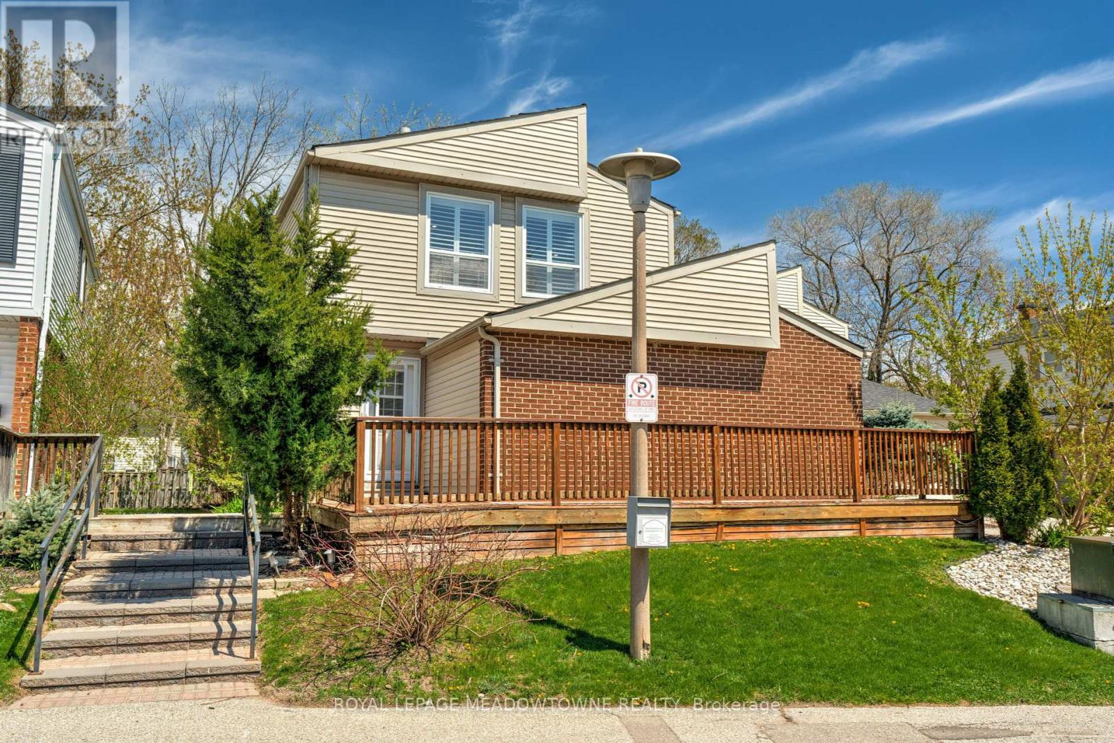 Photo 2 of 10 336 Queen Street S, Mississauga ON
