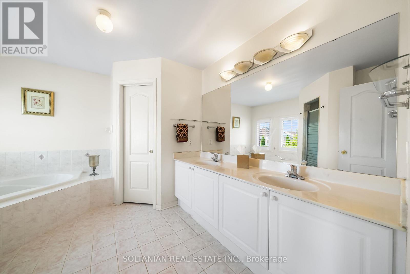 Photo 41 of 242 Frank Endean Road, Richmond Hill ON