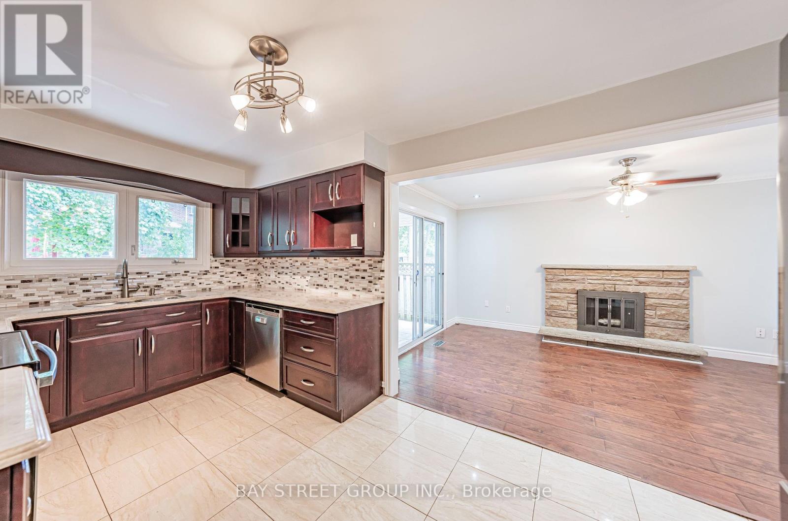 Photo 13 of 547 Raymerville Drive, Markham ON