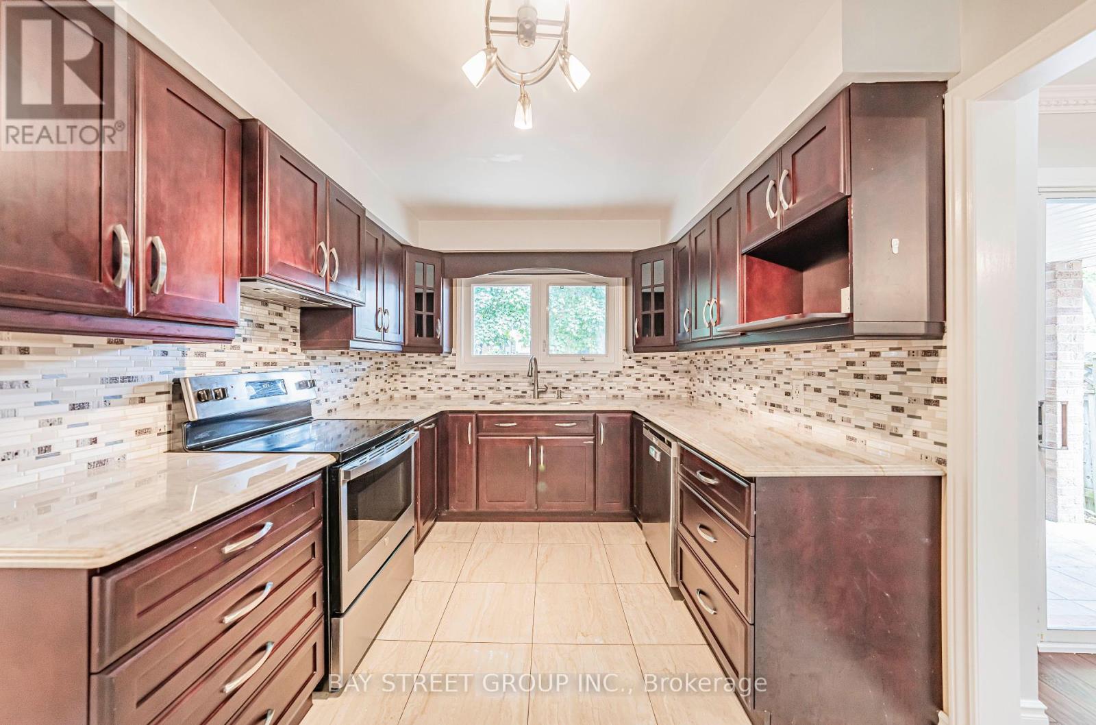 Photo 14 of 547 Raymerville Drive, Markham ON