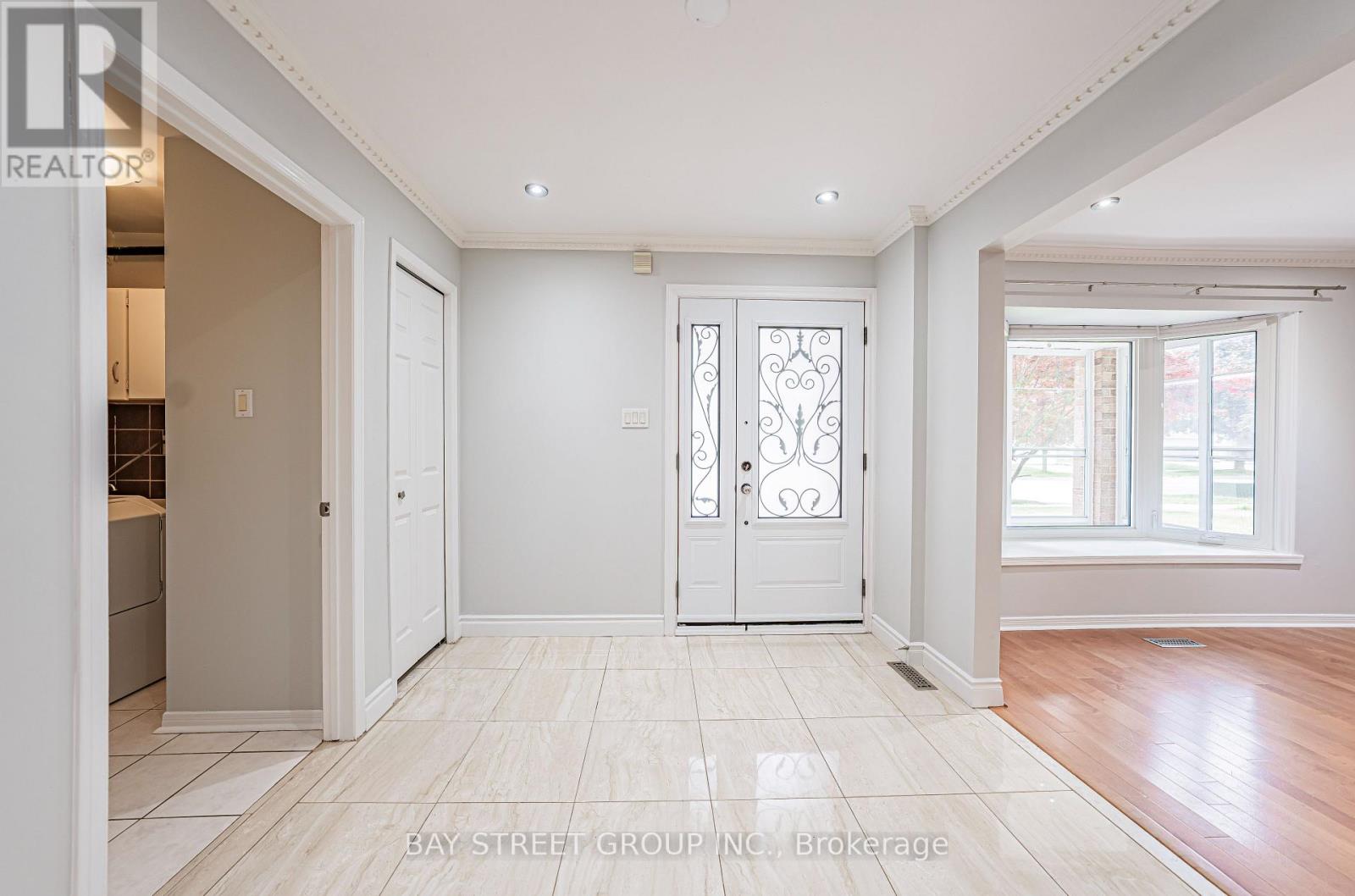 Photo 4 of 547 Raymerville Drive, Markham ON