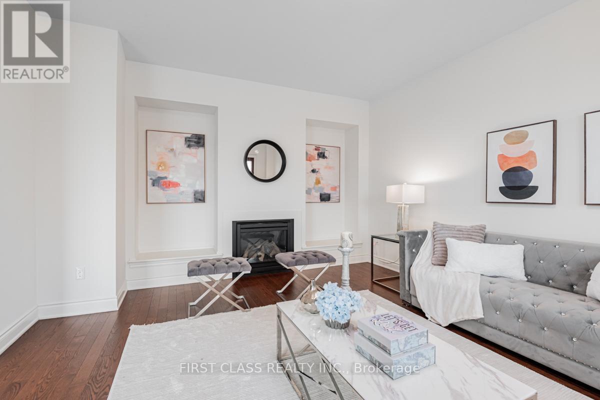 Photo 11 of 15 Hua Du Avenue, Markham ON