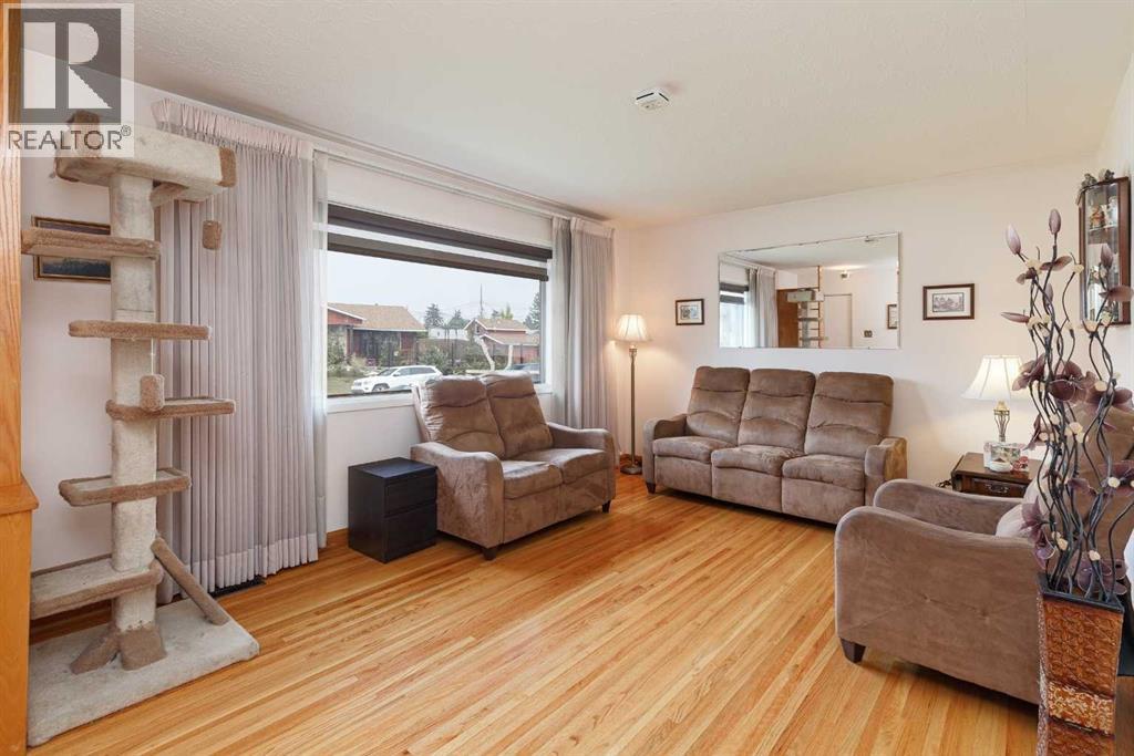 Photo 2 of 4611 Greenhill Crescent Ne, Calgary AB