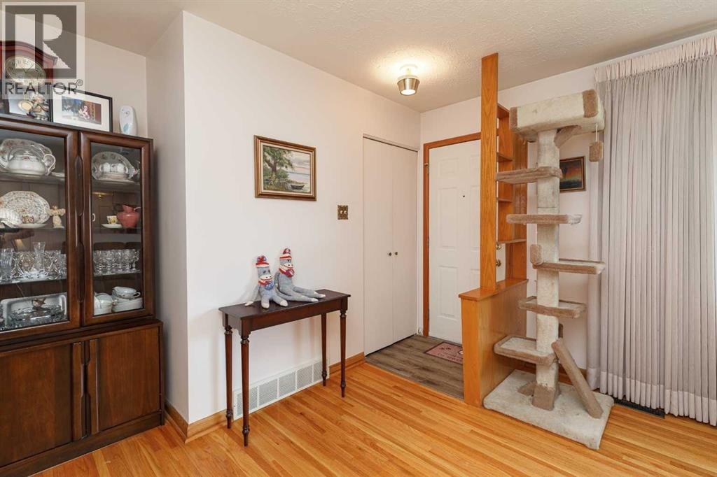 Photo 3 of 4611 Greenhill Crescent Ne, Calgary AB