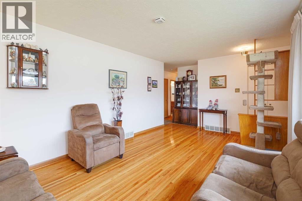 Photo 4 of 4611 Greenhill Crescent Ne, Calgary AB