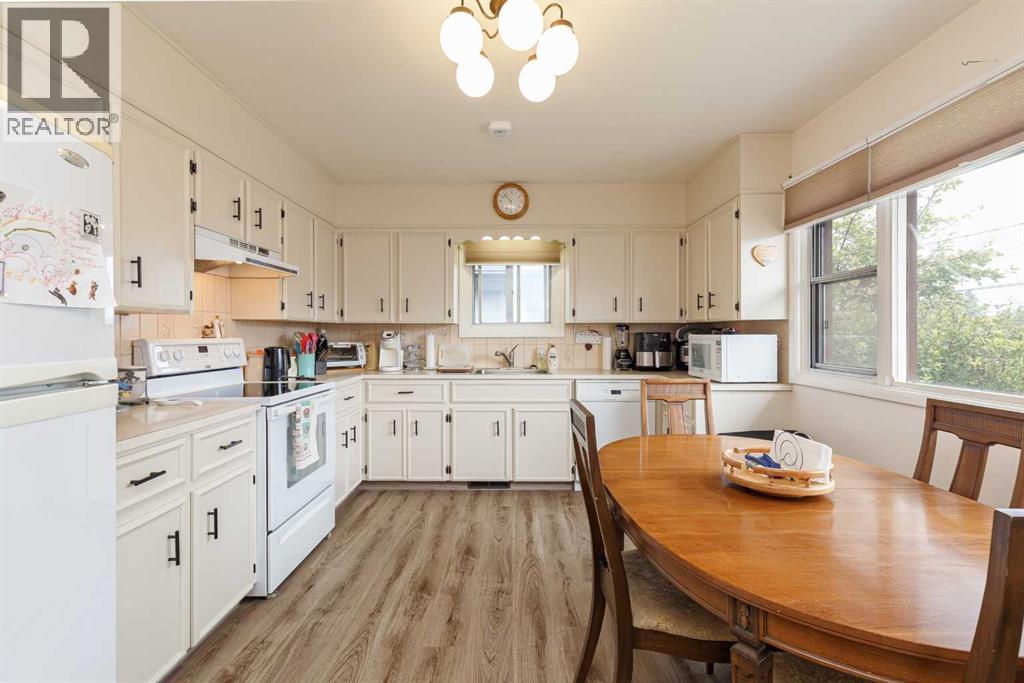 Photo 6 of 4611 Greenhill Crescent Ne, Calgary AB