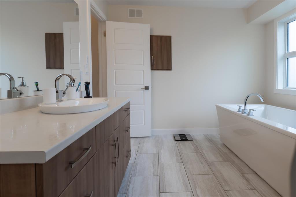 Photo 24 of 42 Grey Owl Place, Winnipeg MB