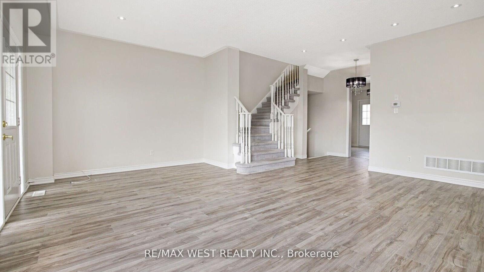 Photo 19 of 9 Freeland Hill W, Brampton ON